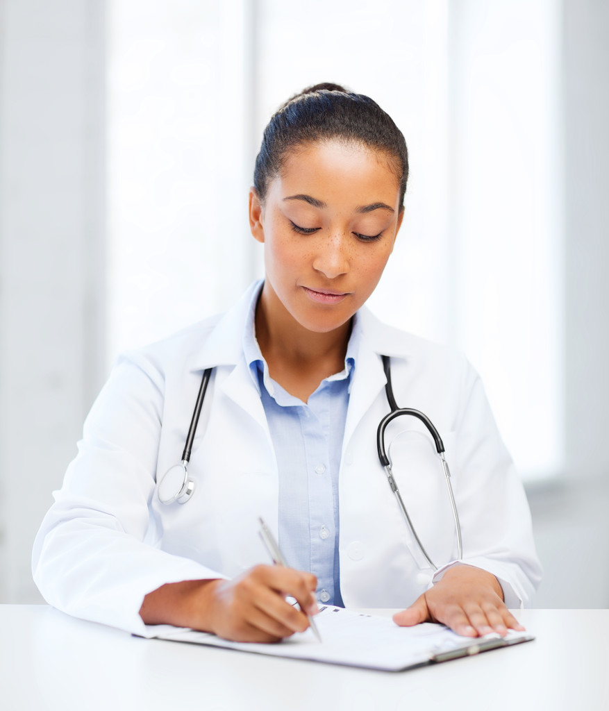 Femme médecin écriture prescription
 - Photo, image