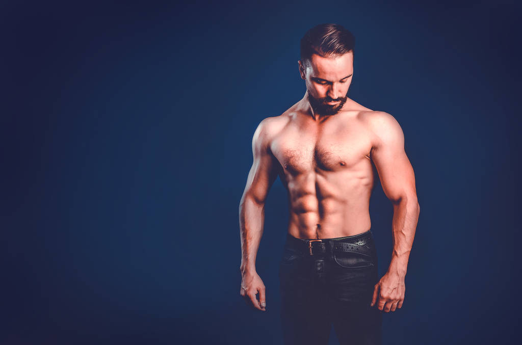 Mäßig gepumptes männliches Fitnessmodell mit geprägten Muskeln, Kopierraum - Foto, Bild