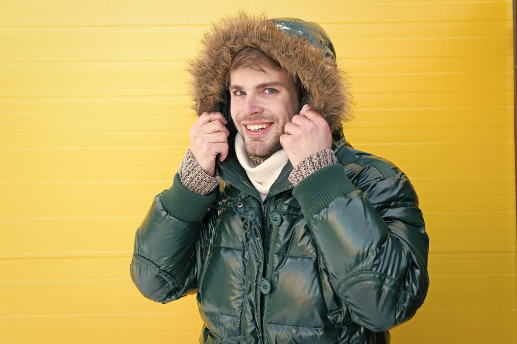 Roupas de inverno confortáveis. Mantenha-se quente. Inverno moda masculina elegante. Homem barbudo hipster usar casaco quente com pele de fundo amarelo. O tipo usa um casaco quente com capuz. Sinta-se confortável em roupas quentes
 - Foto, Imagem