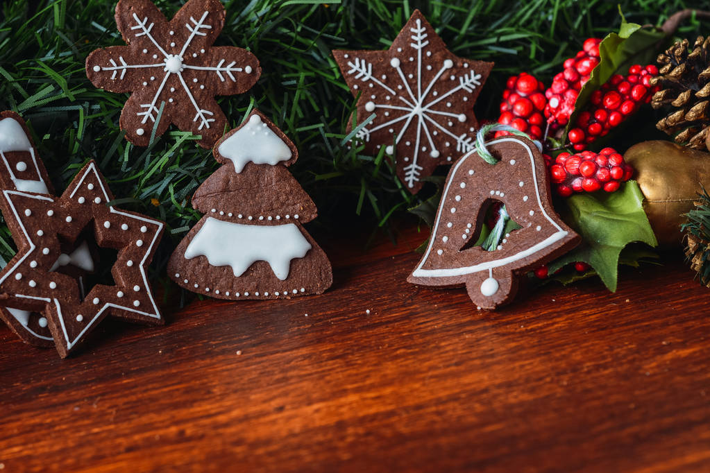 Visão de perto de biscoitos de Natal com abeto de ramos festivo
 - Foto, Imagem