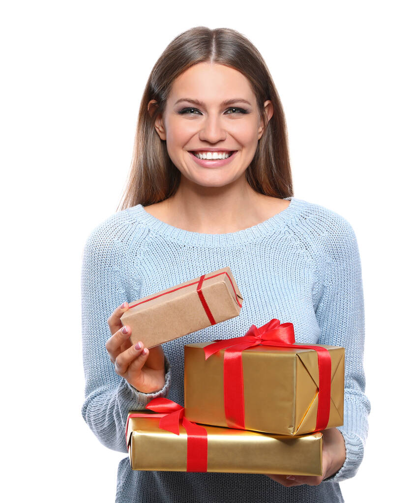 Mladá žena s vánoční dárky na bílém pozadí - Fotografie, Obrázek