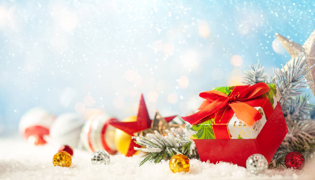 Weihnachten Winter Hintergrund mit Geschenkbox, Christbaumkugeln und - Foto, Bild