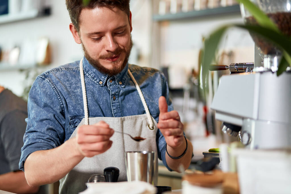 Šikovný barman měří kávu na šálek latté - Fotografie, Obrázek