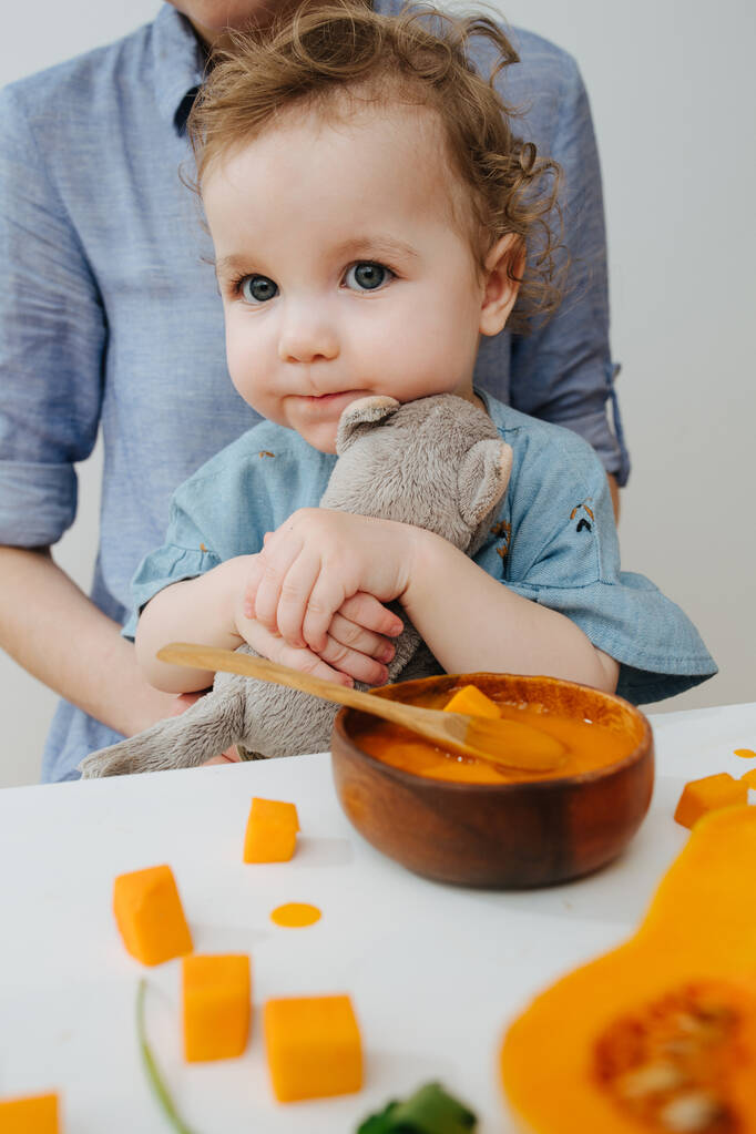 La ragazza abbraccia giocattolo e pronto a mangiare zucca
 - Foto, immagini
