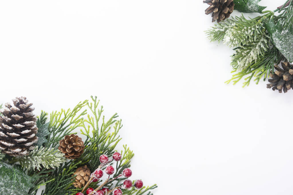 Vánoční dekorace, stylové jedlové větve, borové šišky, věnce na bílém pozadí. Horní pohled s mezerou pro kopírování. - Fotografie, Obrázek