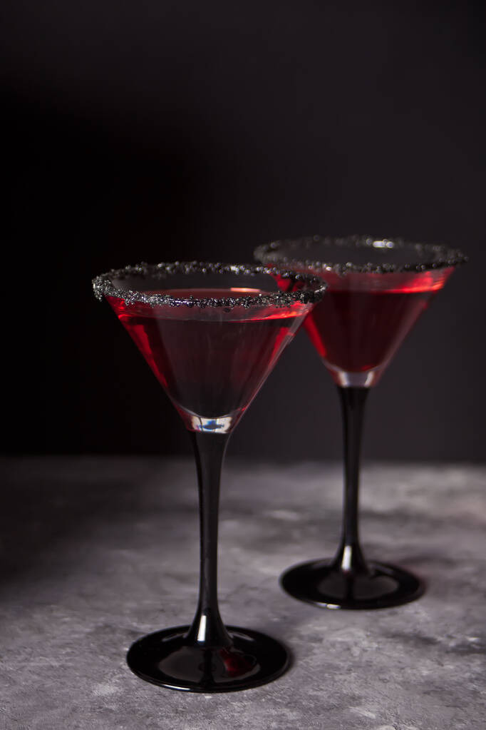 Dos vasos con cóctel rojo para la fiesta de Halloween en el fondo oscuro
 - Foto, imagen
