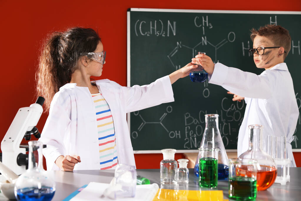 Дети проводят химические исследования в лаборатории. Опасный эксперимент
 - Фото, изображение