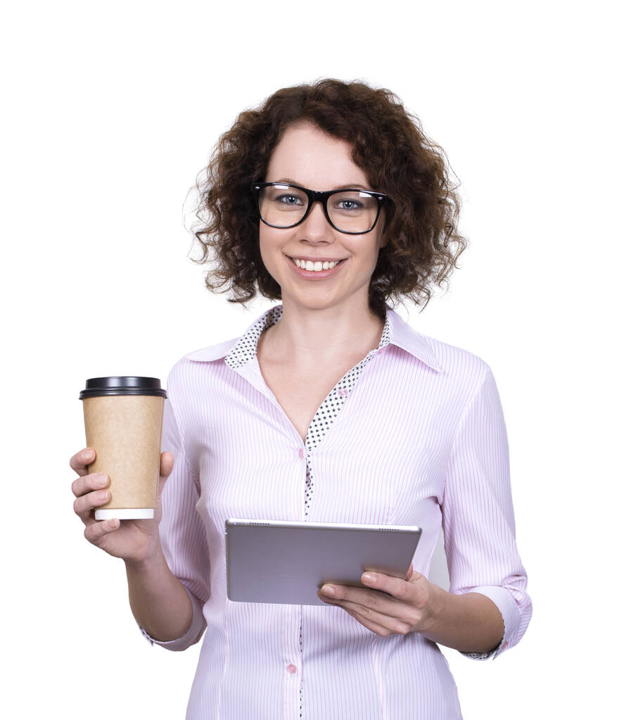 Молодая девушка в рубашке с чашкой кофе и планшетом в руках
. - Фото, изображение