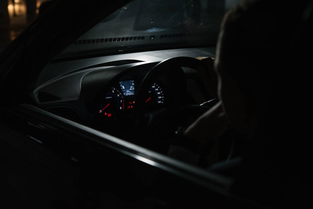 Mężczyzna kierowca w garniturze siedzi za kierownicą samochodu widok od wewnątrz - Zdjęcie, obraz