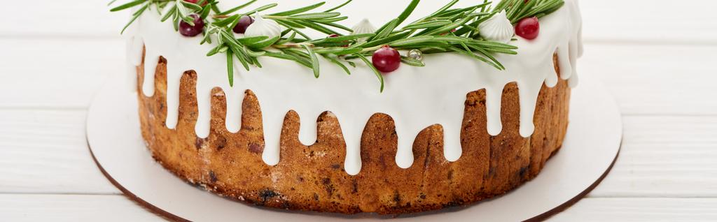tarta de Navidad con glaseado blanco y romero en plato sobre mesa de madera
  - Foto, imagen