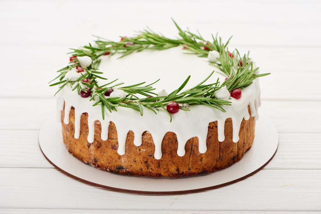 tarte de Noël au romarin blanc et canneberges sur table en bois blanc
  - Photo, image