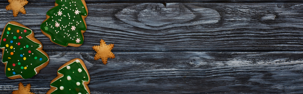 верхний вид на сладкое печенье елки на темном деревянном столе
  - Фото, изображение