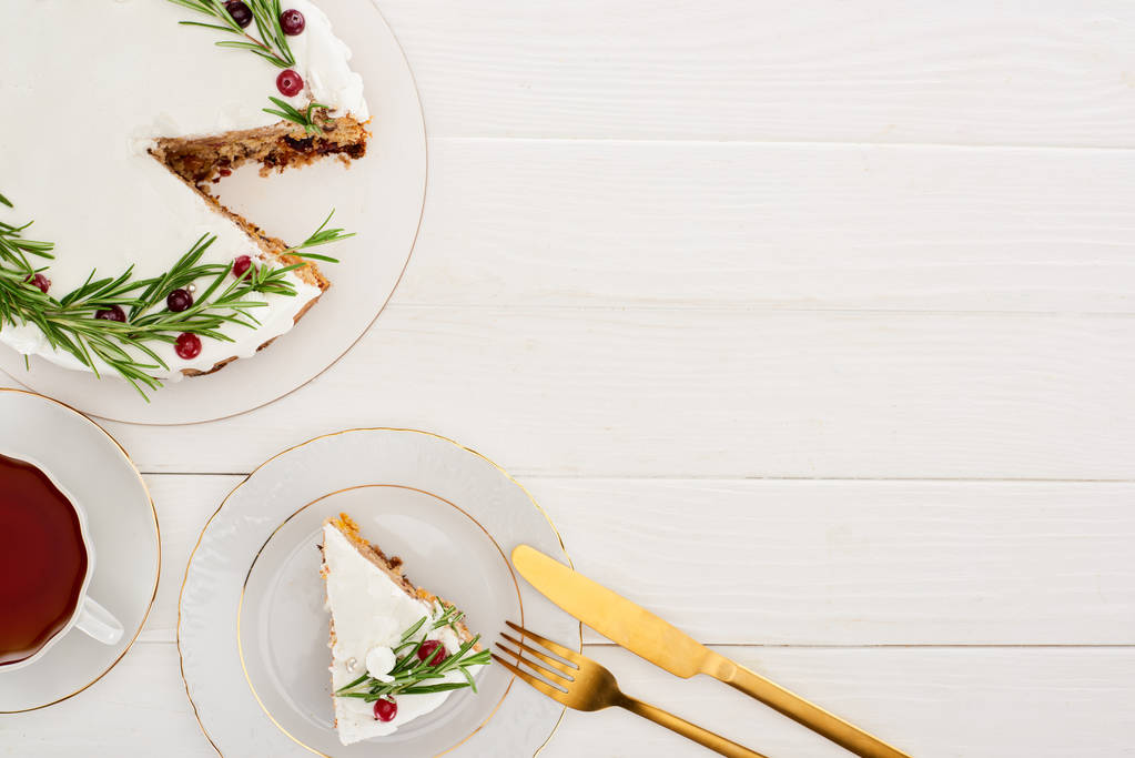 top view karácsonyi pite és csésze tea fehér fa asztalon - Fotó, kép