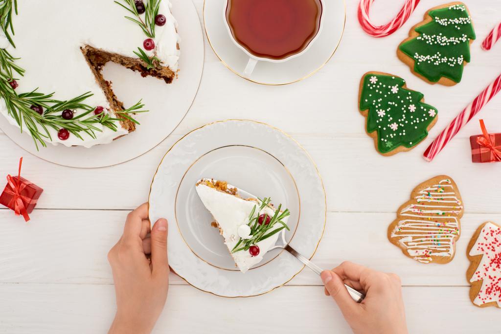 vue recadrée de la femme avec tarte de Noël, biscuits et thé sur table en bois blanc
 - Photo, image