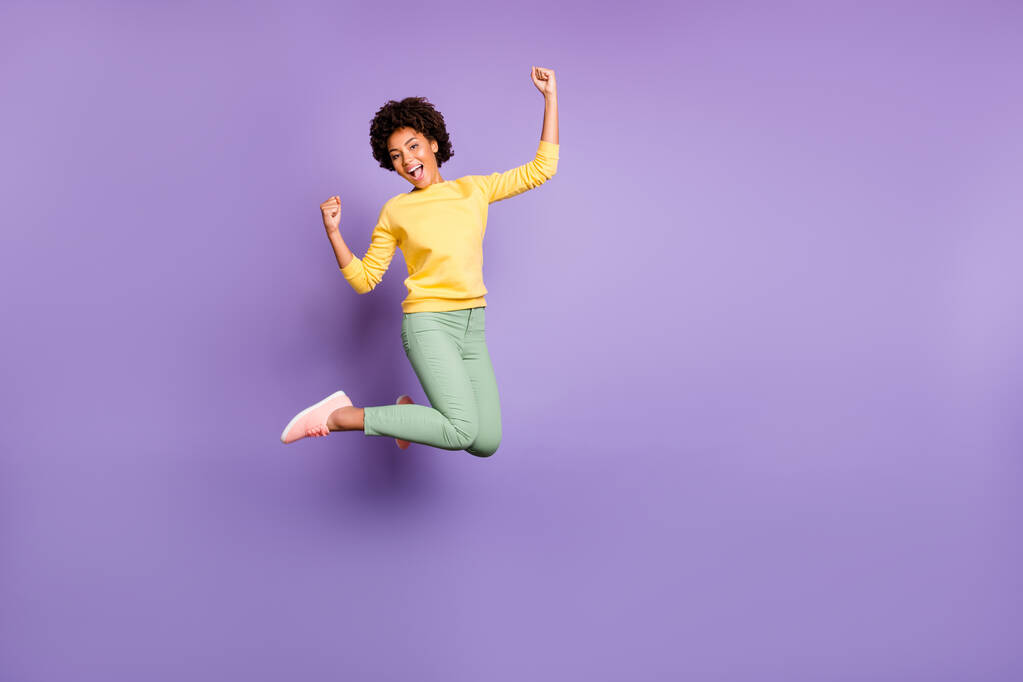 Volledige lengte lichaamsgrootte uitzicht van haar ze mooi aantrekkelijk leuk funky meisjesachtig vrolijk vrolijk golvend harig meisje vieren springen plezier geïsoleerd over violet paars lila c pastel kleur achtergrond - Foto, afbeelding