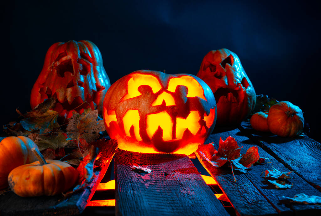 Des citrouilles d'Halloween effrayantes sur du bois dans un endroit effrayant la nuit. Concept d'affiche
 - Photo, image