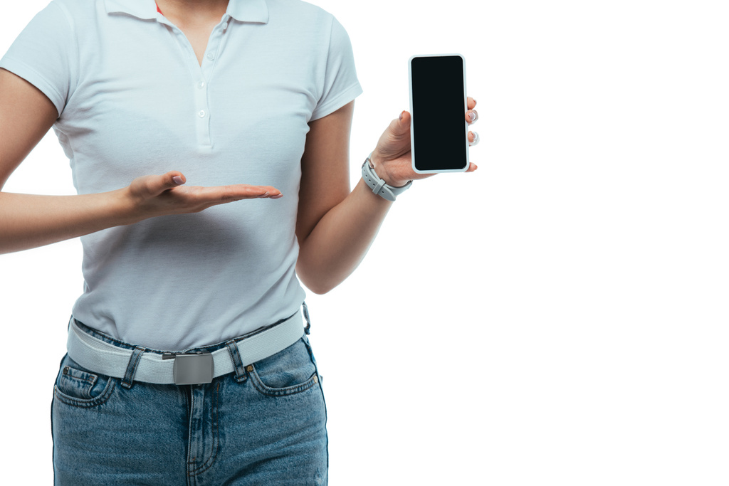 Ausgeschnittene Ansicht einer Frau, die ein Smartphone mit leerem Bildschirm präsentiert, isoliert auf Weiß - Foto, Bild