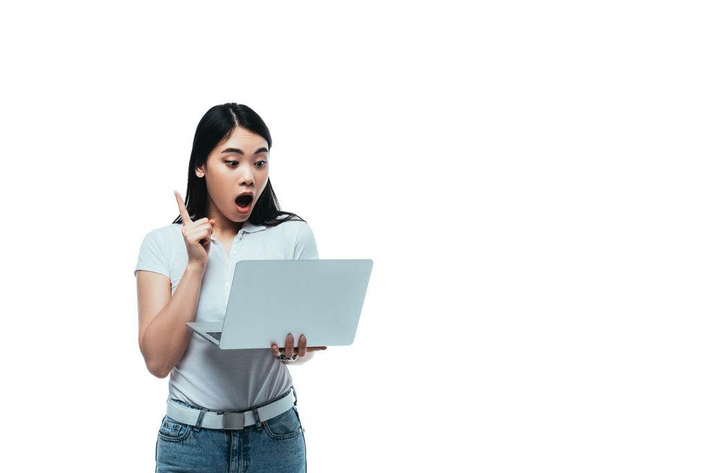 ショックを受けたアジア系の少女はノートパソコンで口を開けて白にアイデアジェスチャーを見せ - 写真・画像