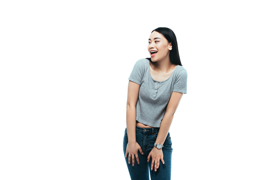 gelukkig aziatisch meisje weg kijken geïsoleerd op wit - Foto, afbeelding