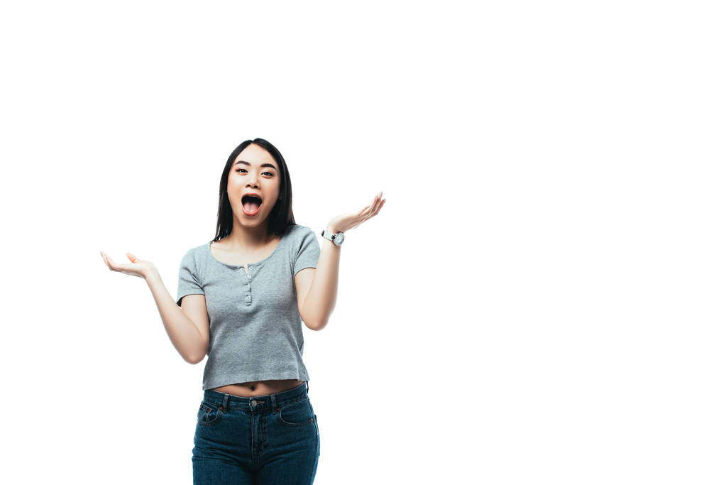 ενθουσιασμένοι ασιατική gesturing κορίτσι με ανοιχτό στόμα απομονώνονται σε λευκό - Φωτογραφία, εικόνα