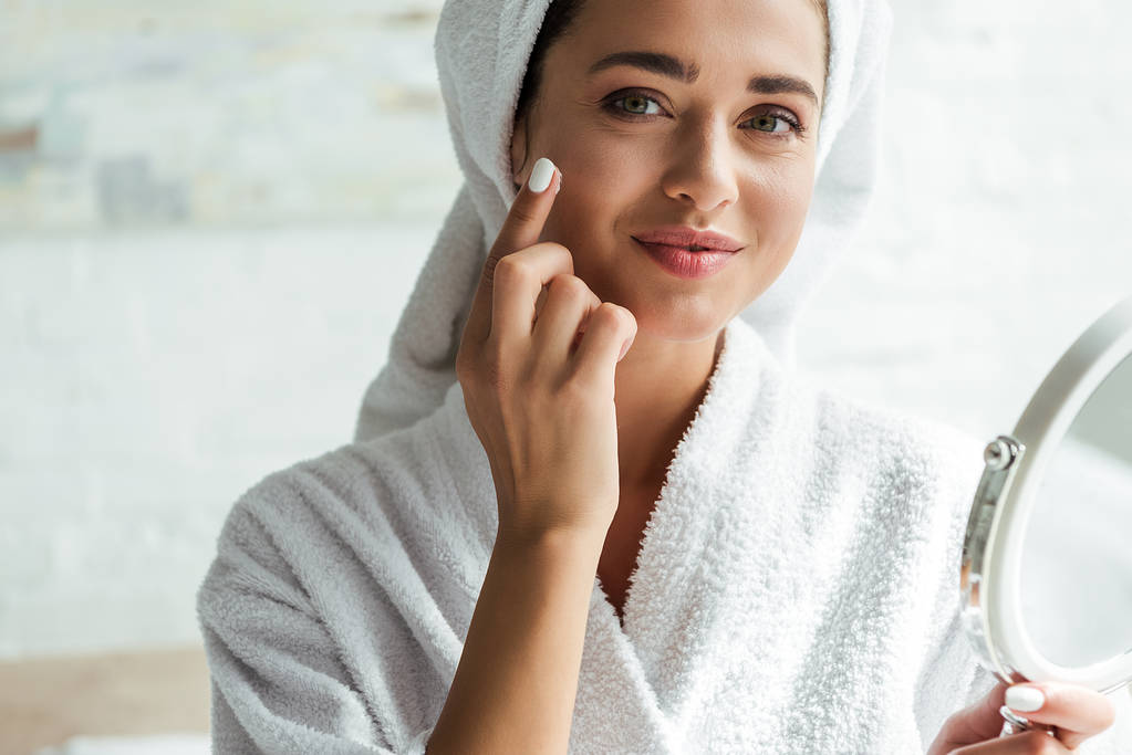 attraente donna in accappatoio e asciugamano specchio in mano al mattino
  - Foto, immagini