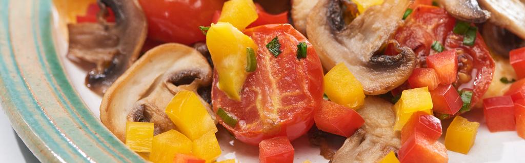 Nahaufnahme von leckeren geschmorten Champignons, Tomaten und Paprika auf Teller - Foto, Bild