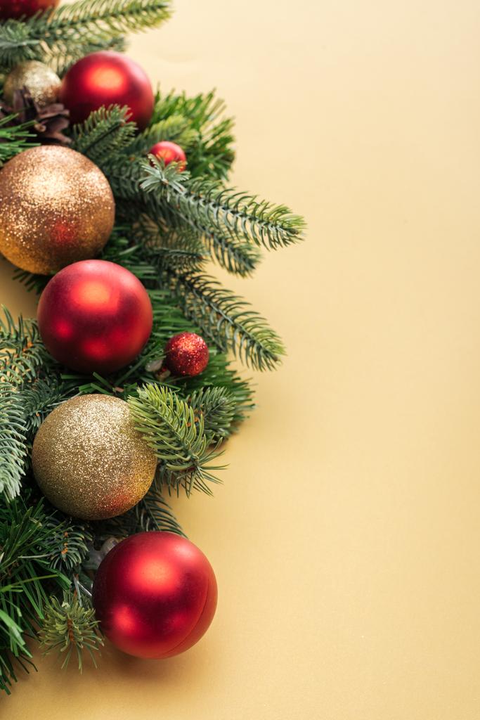 vánoční strom větev s ozdoby na žlutém pozadí - Fotografie, Obrázek