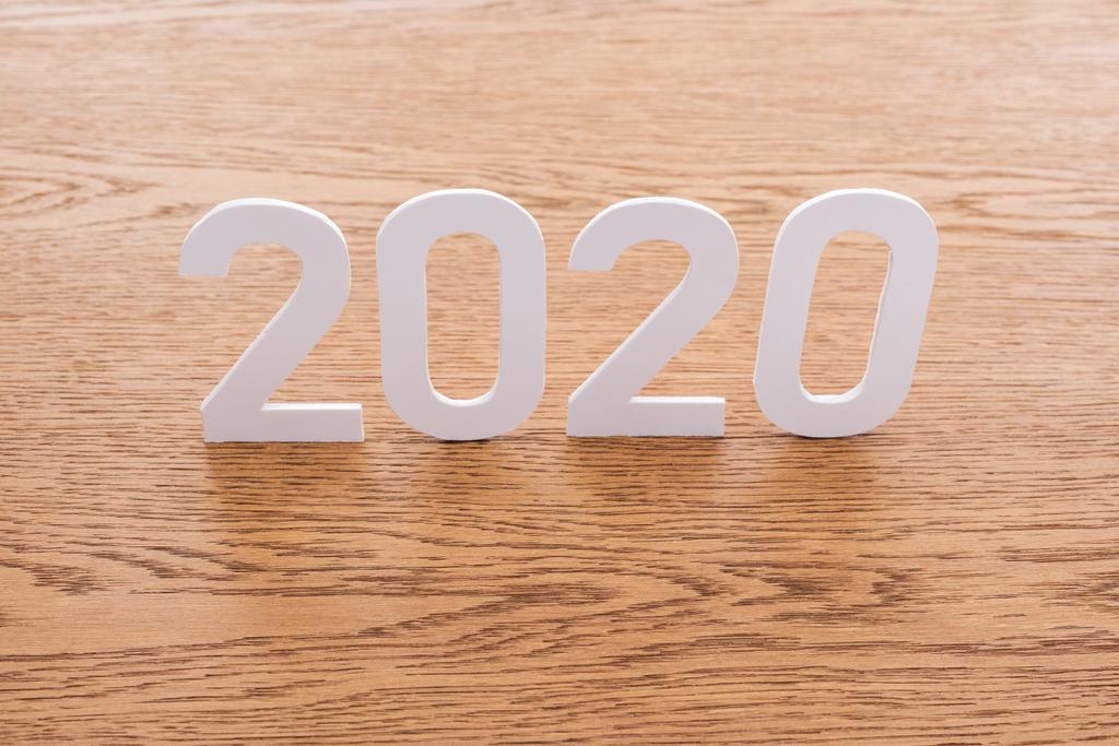 paperi valkoinen 2020 numerot puinen ruskea tausta
 - Valokuva, kuva