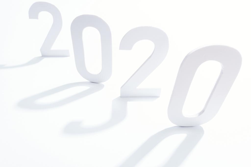 Kağıt 2020 rakamlar beyaz arkaplanda gölge - Fotoğraf, Görsel