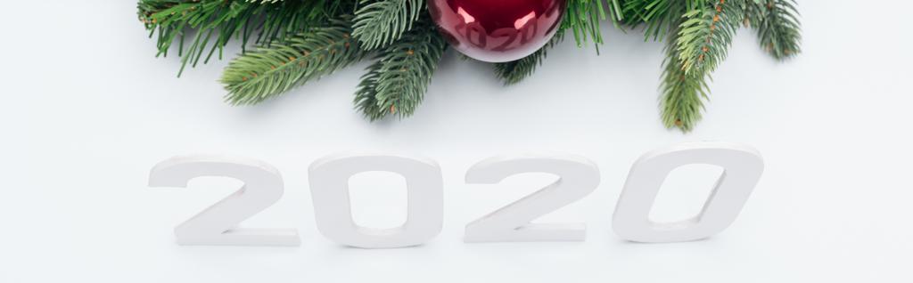 vista superior de los números de papel 2020 cerca de la corona del árbol de Navidad con adorno sobre fondo blanco, plano panorámico
 - Foto, imagen