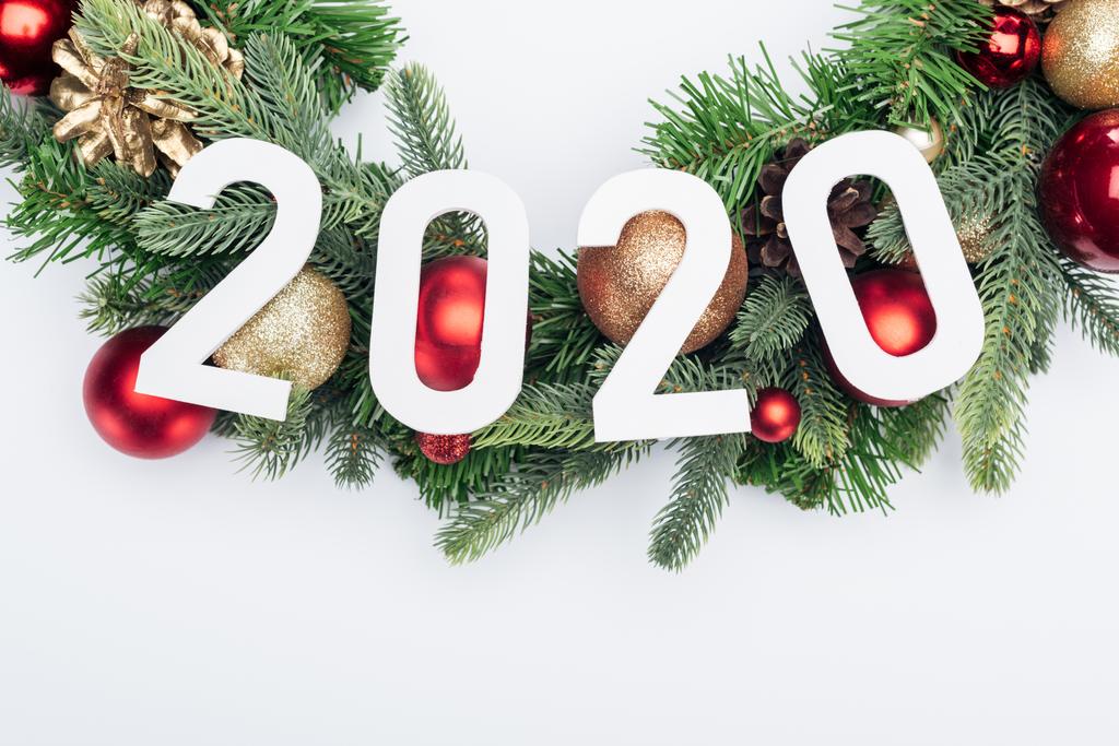 górny widok 2020 numery na Boże Narodzenie drzewo wieniec na białym tle - Zdjęcie, obraz