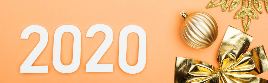 widok z góry biały 2020 numery w pobliżu złote świąteczne dekoracje na pomarańczowym tle, zdjęcie panoramiczne - Zdjęcie, obraz