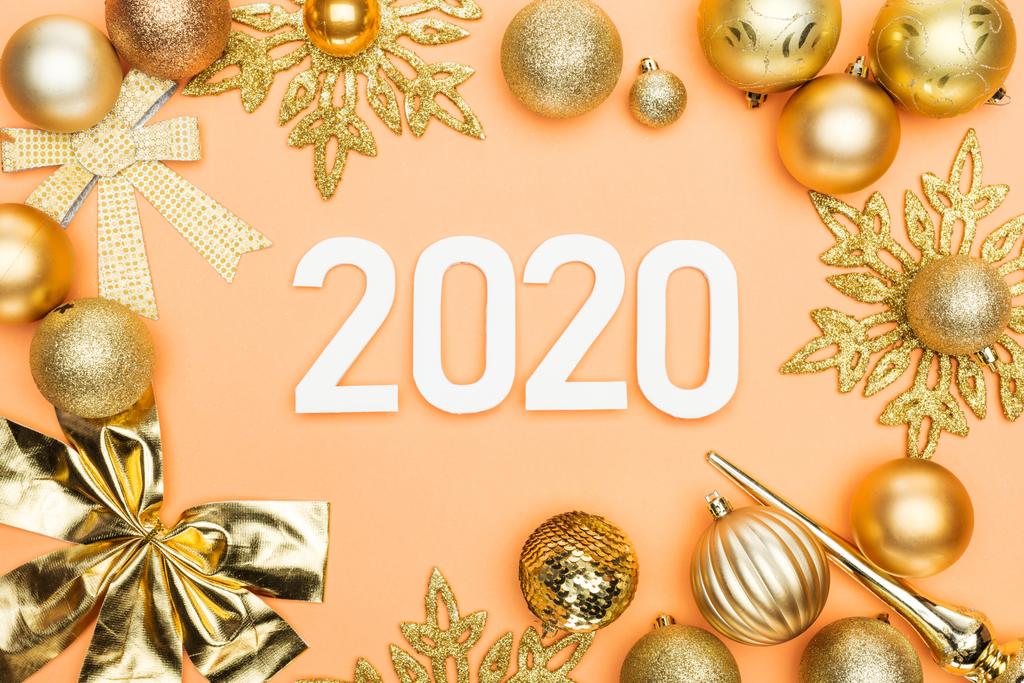 widok górny z białym 2020 numery w ramach złotego świątecznego dekoracji na pomarańczowym tle - Zdjęcie, obraz