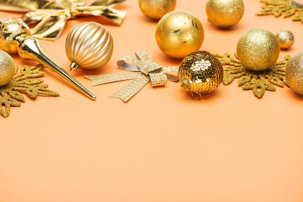 świąteczny błyszczący złoty świąteczny dekoracja na pomarańczowy tło z kopia przestrzeń - Zdjęcie, obraz