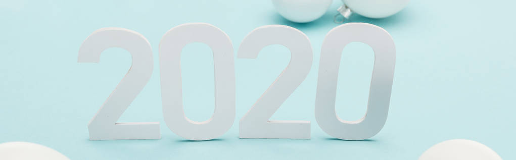 valkoinen 2020 numerot lähellä joulua helyjä vaaleansininen tausta, panoraama laukaus
 - Valokuva, kuva