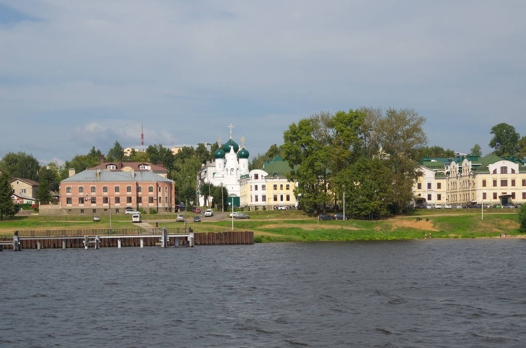 Vista de verano del terraplén del río Volga. Kostroma, Rusia
 - Foto, Imagen
