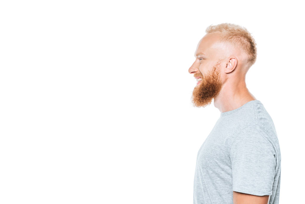 Porträt eines gut aussehenden, fröhlichen Mannes in grauem T-Shirt, isoliert auf weiß - Foto, Bild