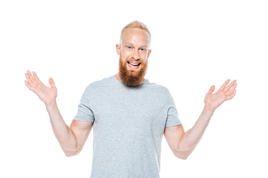 счастливый бородатый мужчина, пожимая плечами жест, изолированный на белом
 - Фото, изображение