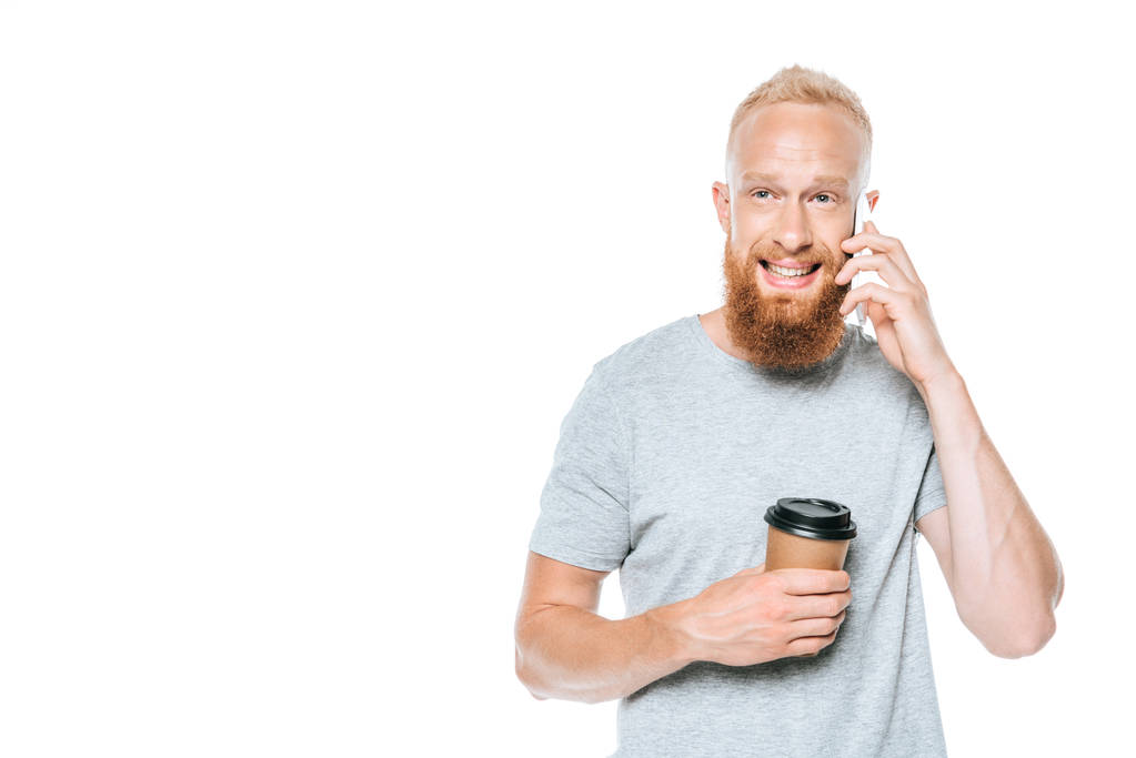 šťastný vousatý muž s kávou jít mluvit na smartphone, izolované na bílém - Fotografie, Obrázek
