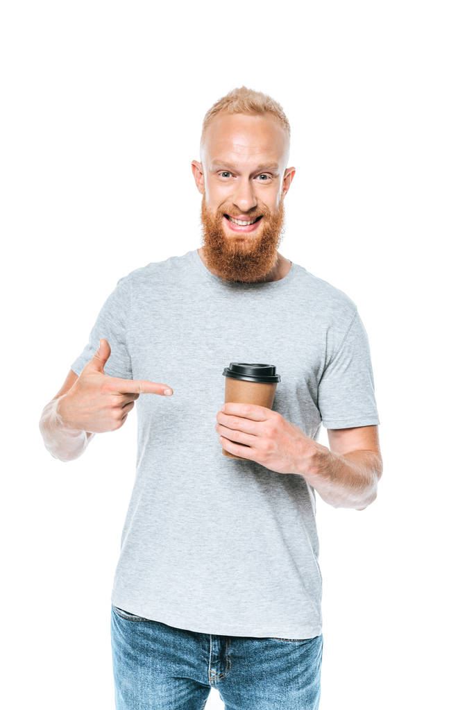 hombre barbudo sonriente en camiseta apuntando al café para llevar, aislado en blanco
 - Foto, Imagen