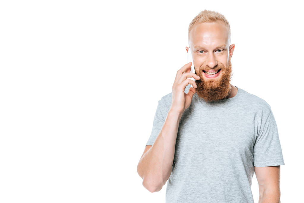 Akıllı telefondan konuşan mutlu sakallı adam, beyazlardan soyutlanmış. - Fotoğraf, Görsel