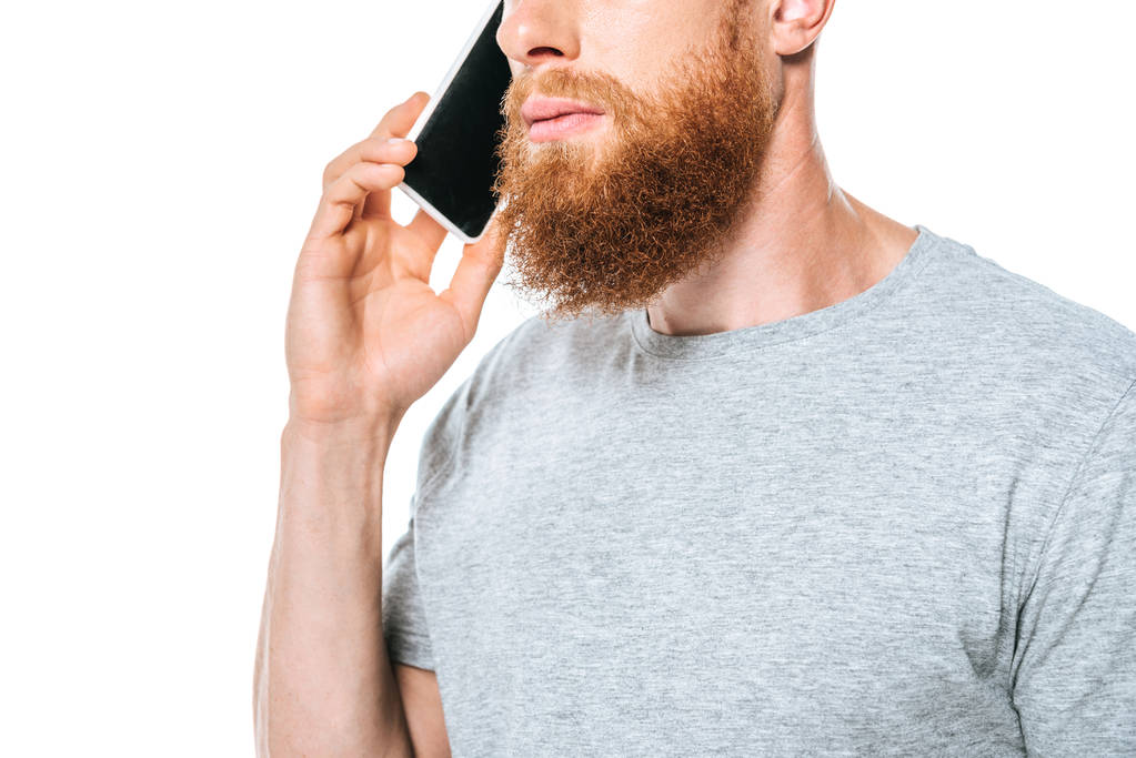 rajattu näkymä vakava parrakas mies puhuu älypuhelimella, eristetty valkoinen
 - Valokuva, kuva