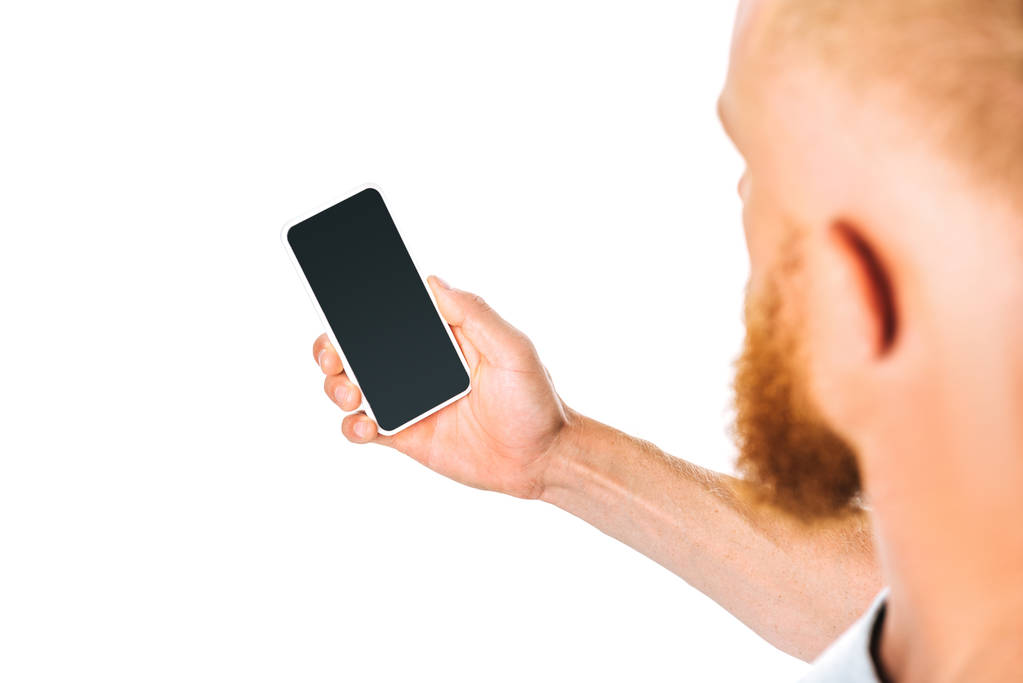 vista recortada del hombre mirando el teléfono inteligente con pantalla en blanco, aislado en blanco
 - Foto, Imagen