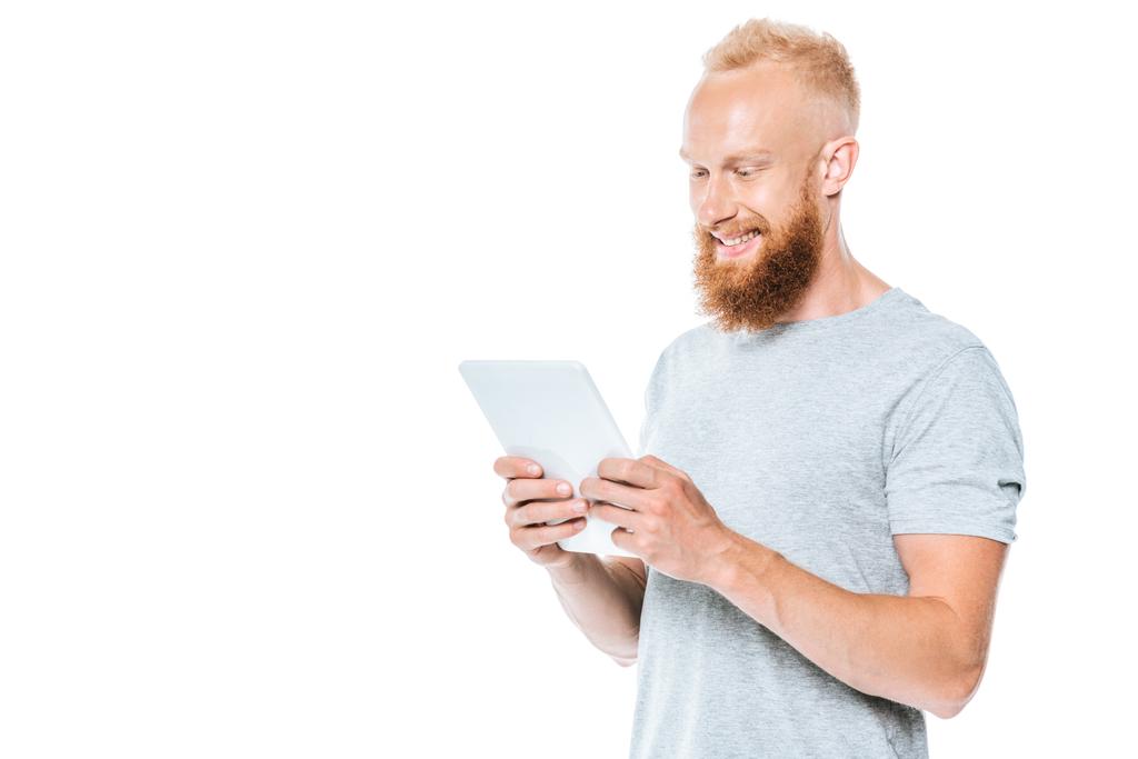 knappe lachende man met digitale tablet, geïsoleerd op wit - Foto, afbeelding