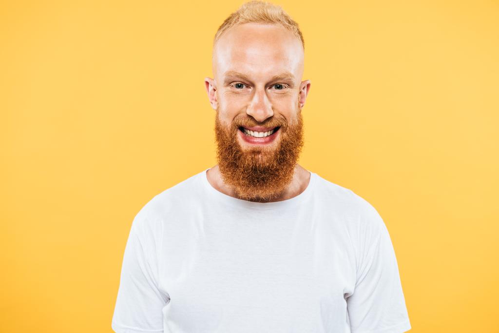 portré boldog jóképű szakállas férfi, elszigetelt sárga - Fotó, kép
