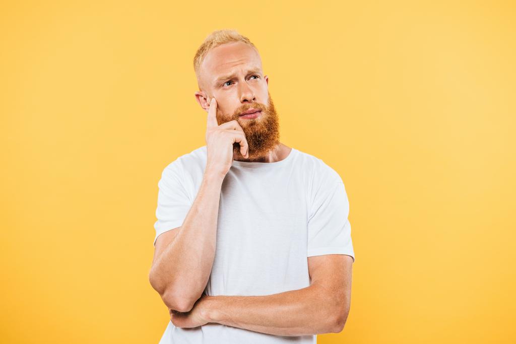 портрет вдумчивого красивого бородатого человека, изолированного на желтом
 - Фото, изображение