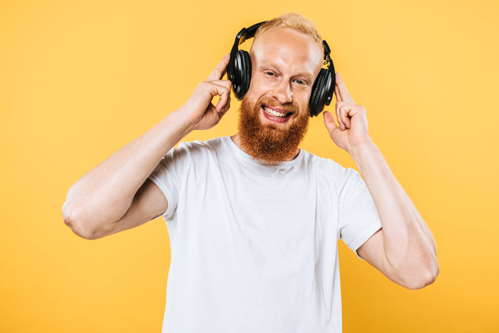 barba alegre homem ouvindo música com fones de ouvido, isolado em amarelo
 - Foto, Imagem