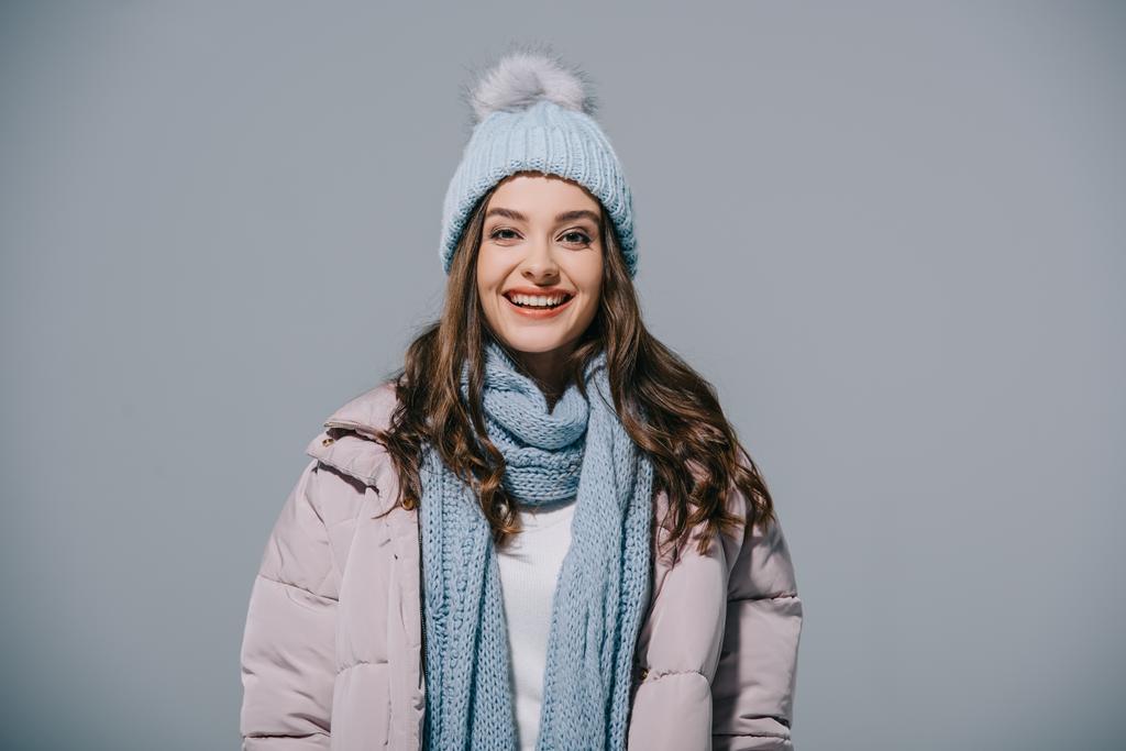 bella ragazza allegra posa in cappotto caldo, cappello e sciarpa in maglia, isolato su grigio
 - Foto, immagini