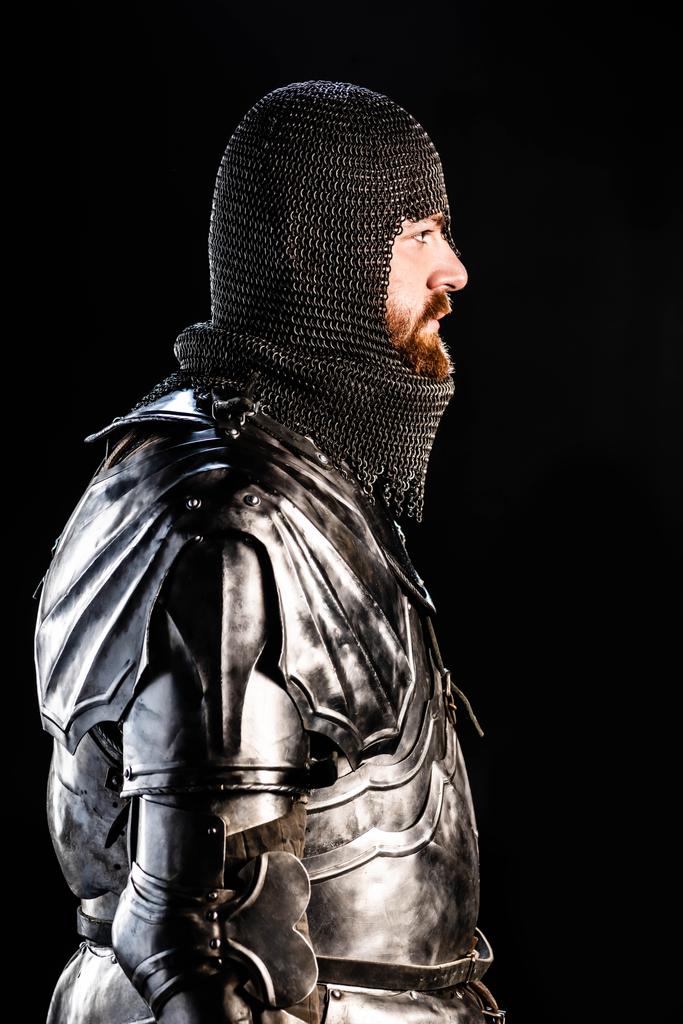 黒で隔絶された鎧姿のハンサムな騎士の姿  - 写真・画像