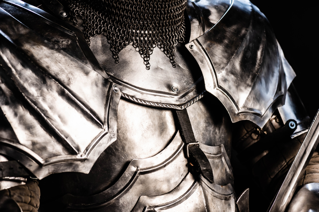 bijgesneden weergave van ridder in harnas geïsoleerd op zwart  - Foto, afbeelding